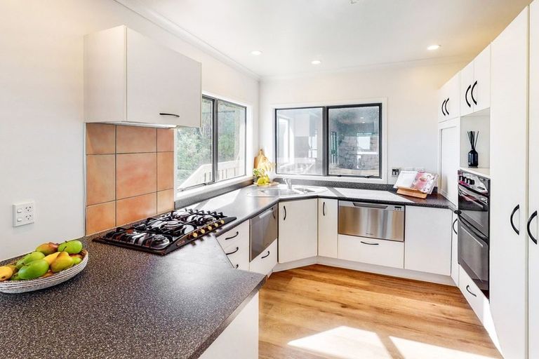 Photo of property in 24 Bennett Grove, Newlands, Wellington, 6037