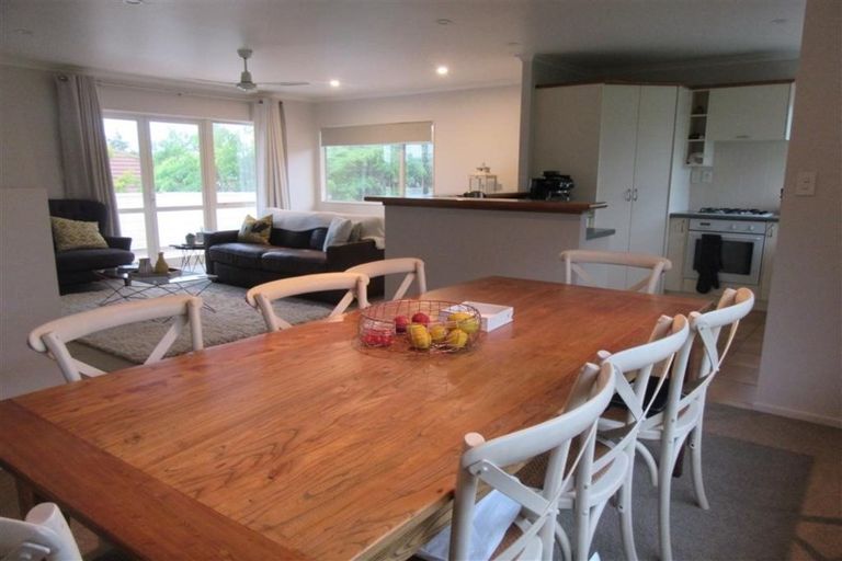 Photo of property in 8a Margaret Henry Crescent, Oteha, Auckland, 0632