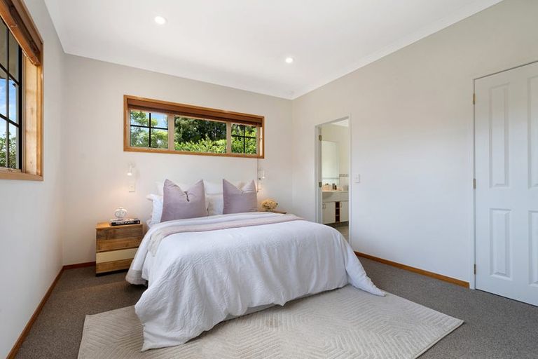 Photo of property in 3 Napuka Road, Henderson Valley, Auckland, 0612
