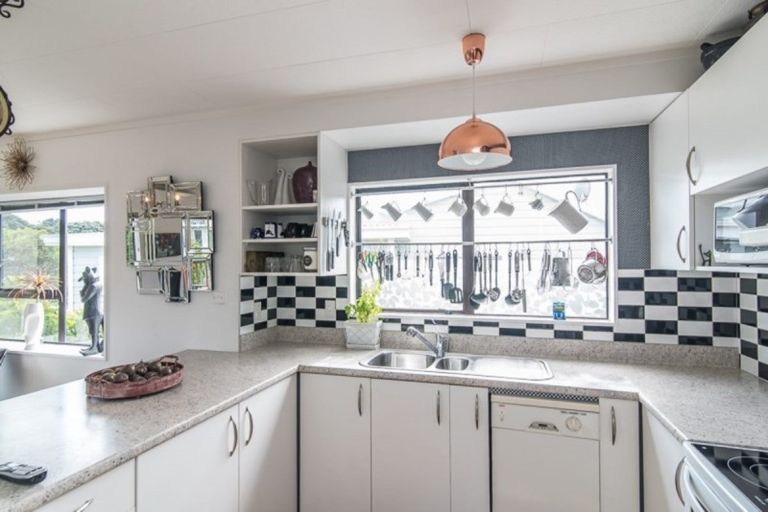 Photo of property in 15a Margaret Road, Raumati Beach, Paraparaumu, 5032