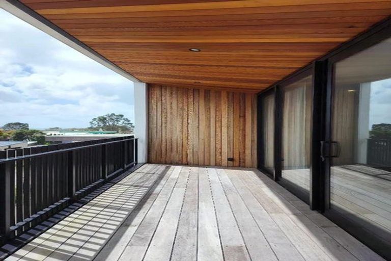 Photo of property in 3/1157 South Road, Oakura, 4314