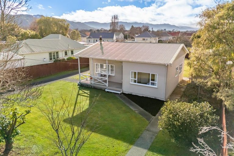 Photo of property in 4 Heretaunga Square, Silverstream, Upper Hutt, 5019