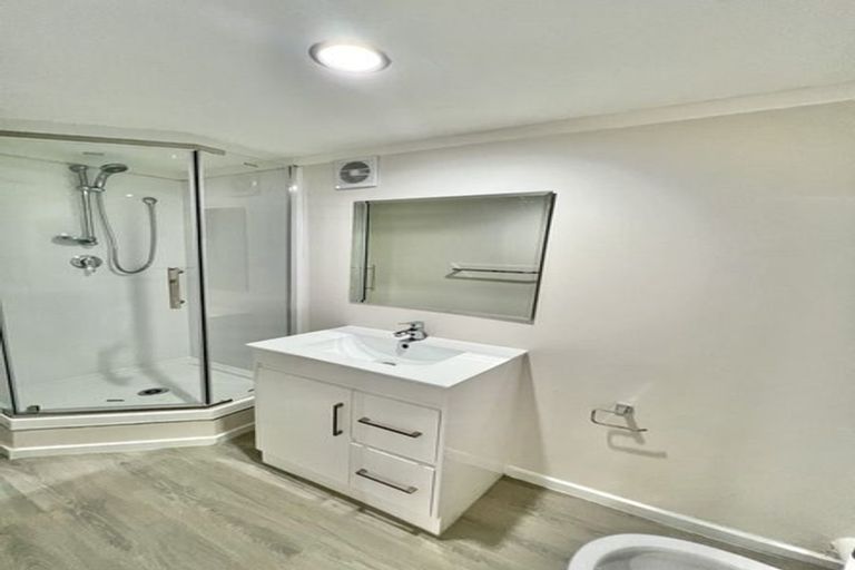 Photo of property in 10 Fowey Avenue, Te Atatu South, Auckland, 0610