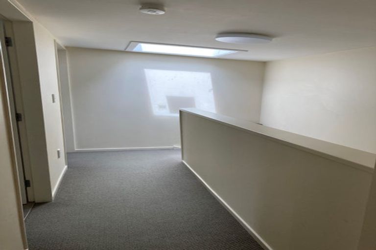 Photo of property in 2/39 Onslow Road, Khandallah, Wellington, 6035