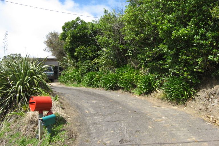 Photo of property in 48 Rayner Road, Piha, New Lynn, 0772