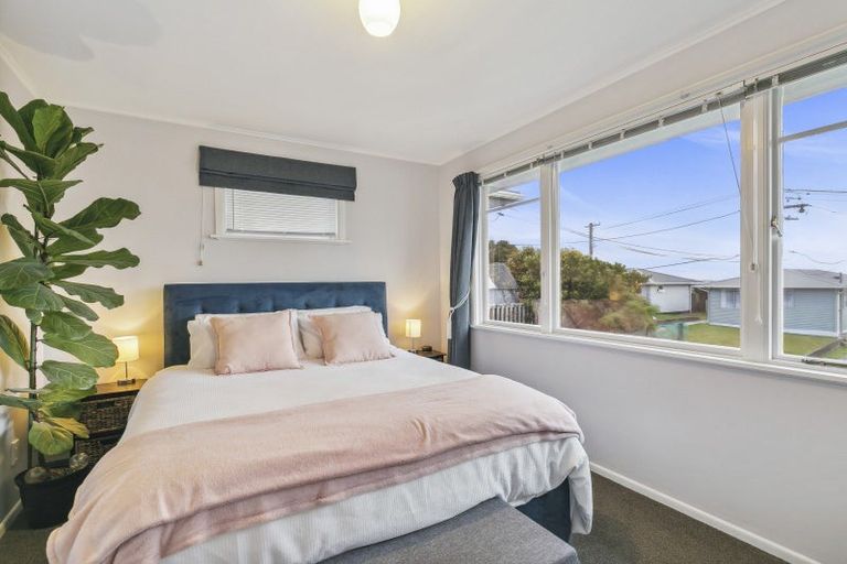 Photo of property in 15 Link Road, Newlands, Wellington, 6037