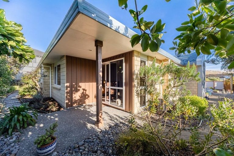 Photo of property in 43 Quadrant Heights, Paraparaumu, 5032