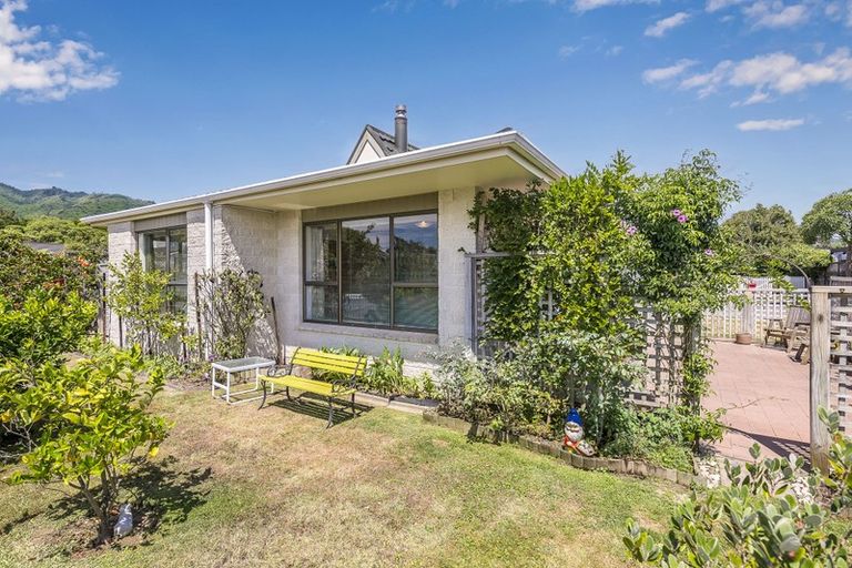 Photo of property in 6 Tawa Street, Waikanae, 5036