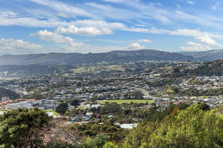 Photo of property in 3 Kopua Place, Whitby, Porirua, 5024