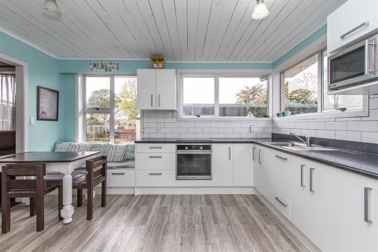 Photo of property in 6 Kowhai Street, Inglewood, 4330