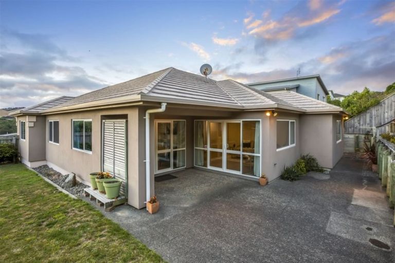 Photo of property in 4 Tongariro Drive, Aotea, Porirua, 5024