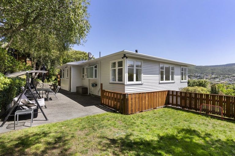 Photo of property in 39 Taylor Terrace, Tawa, Wellington, 5028