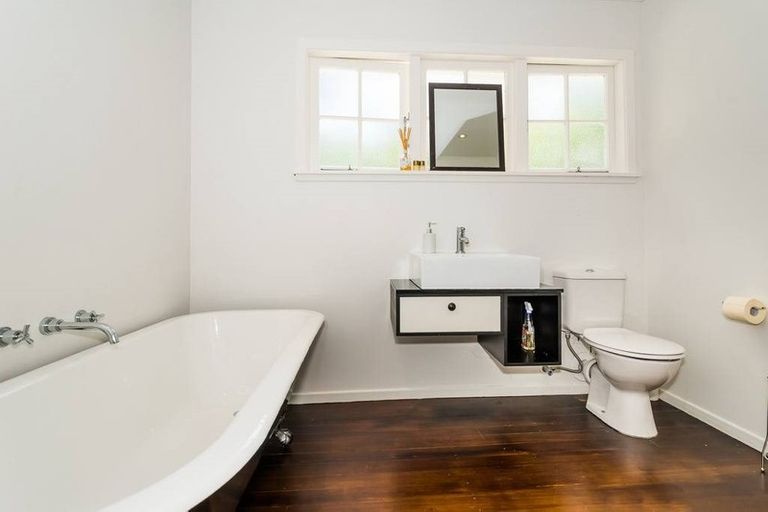 Photo of property in 1/42 Woodlands Crescent, Browns Bay, Auckland, 0630