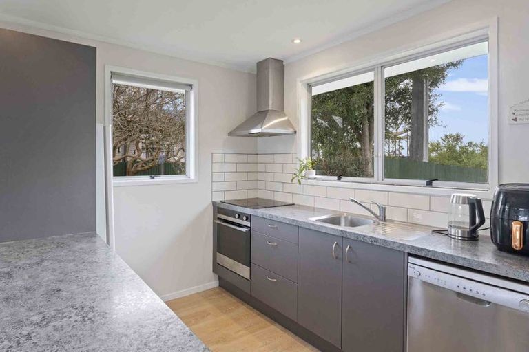 Photo of property in 48 Harmel Road, Glendene, Auckland, 0602