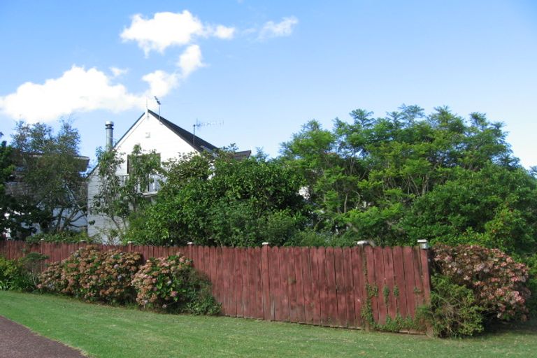 Photo of property in 15 Puawai Place, Northcote, Auckland, 0627