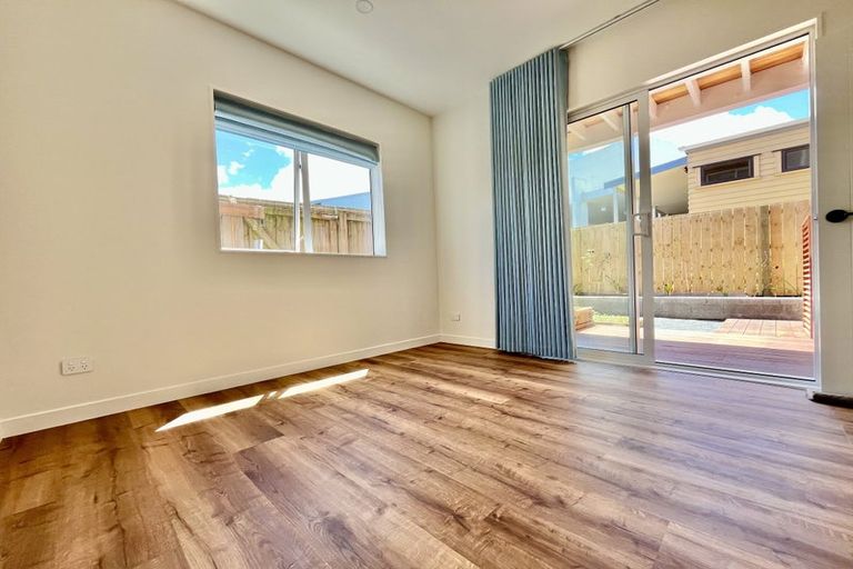 Photo of property in 7b Hanson Place, West Harbour, Auckland, 0618