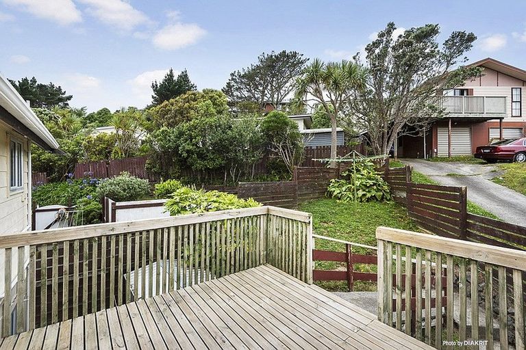 Photo of property in 5 Pimlico Place, Newlands, Wellington, 6037
