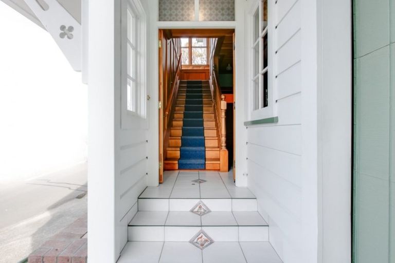 Photo of property in 18 Sealy Road, Bluff Hill, Napier, 4110