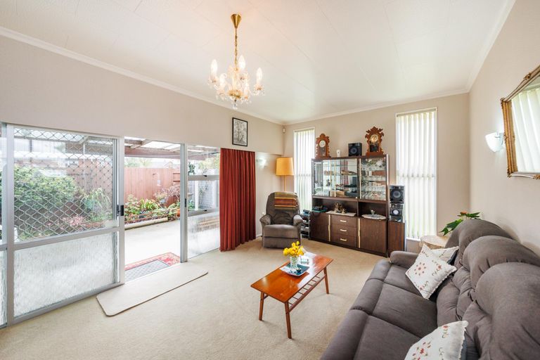 Photo of property in 15 Grange Place, Milson, Palmerston North, 4414
