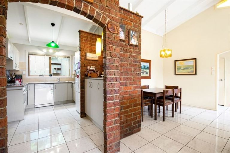 Photo of property in 2 Cezanne Place, New Lynn, Auckland, 0600