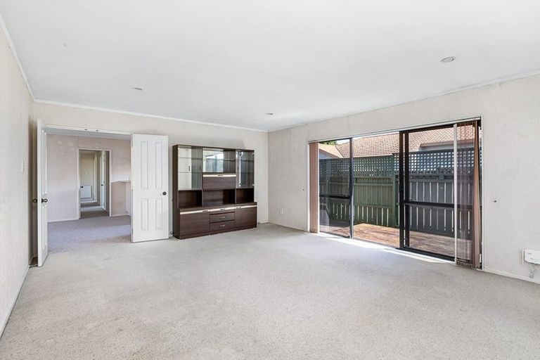 Photo of property in 19 Sturges Road, Henderson, Auckland, 0612