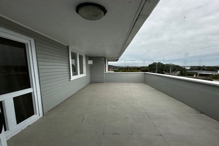 Photo of property in 100 Flanshaw Road, Te Atatu South, Auckland, 0610