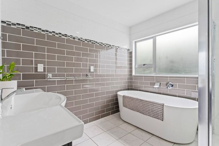 Photo of property in 121 Tauranga Place, Orewa, 0931