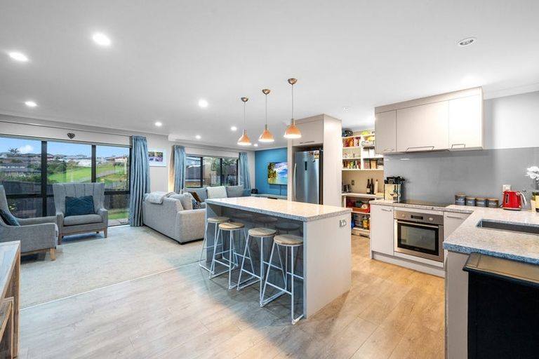 Photo of property in 20 Ina Ville Drive, Pukekohe, 2120