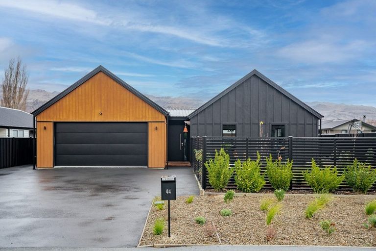 Photo of property in 44 Stratford Drive, Mount Pisa, Cromwell, 9383