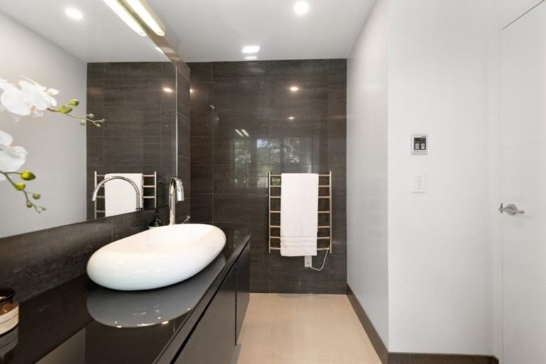 Photo of property in 25 Garreg Road, Fendalton, Christchurch, 8052