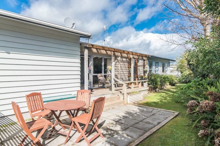 Photo of property in 320 Te Moana Road, Waikanae, 5036