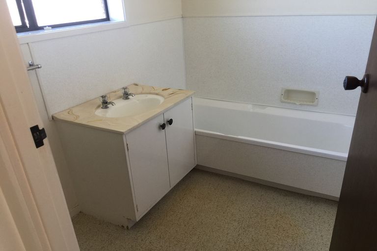 Photo of property in 5 Pakira Avenue, Glendene, Auckland, 0602