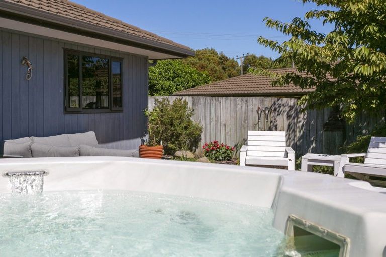 Photo of property in 19 Brompton Close, Richmond Heights, Taupo, 3330