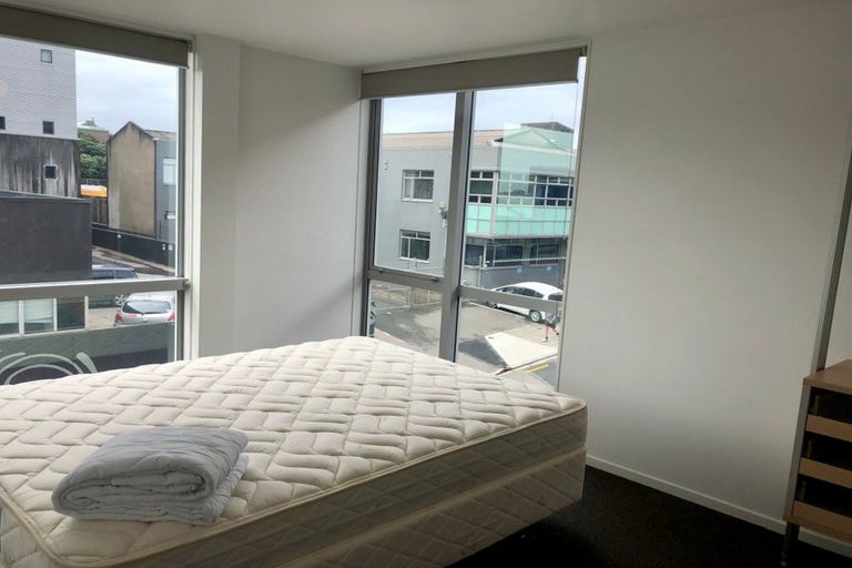 Photo of property in 1/2 Torrens Terrace, Mount Cook, Wellington, 6011