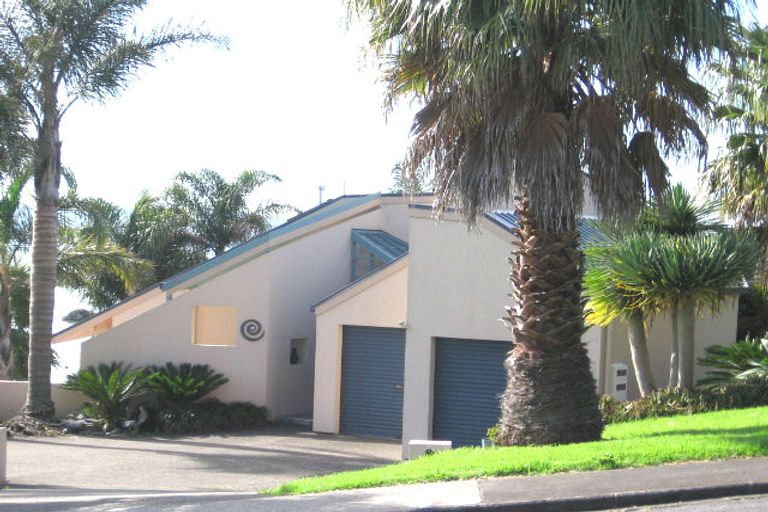 Photo of property in 128 Beach Road, Te Atatu Peninsula, Auckland, 0610