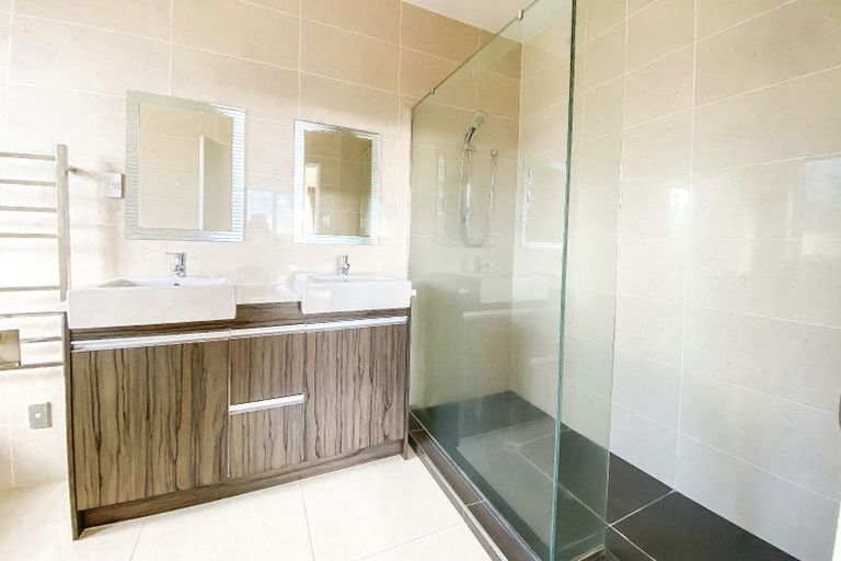 Photo of property in 21 Loughros Place, Pinehill, Auckland, 0632