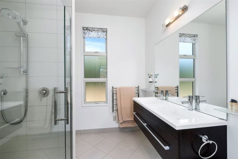 Photo of property in 16 Urquhart Place, Wanaka, 9305