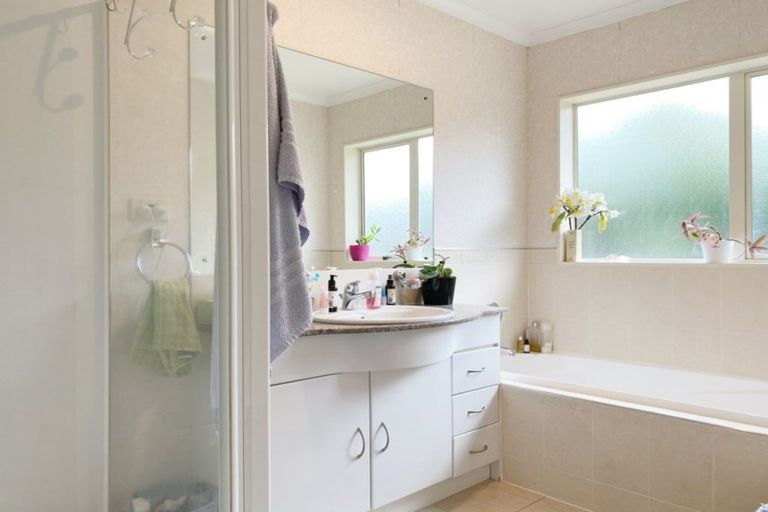 Photo of property in 4 Ballyroney Place, East Tamaki, Auckland, 2013