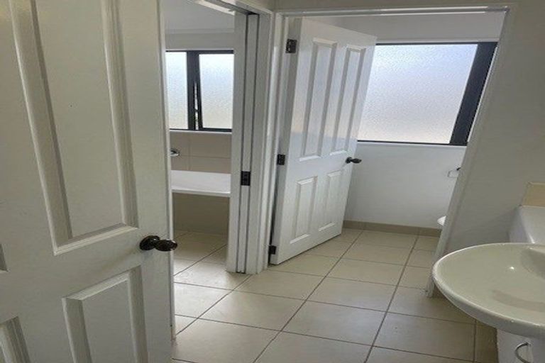 Photo of property in 15 Andover Way, Goodwood Heights, Auckland, 2105