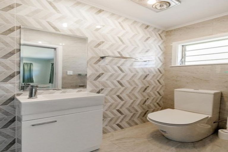 Photo of property in 1/510 East Coast Road, Windsor Park, Auckland, 0630