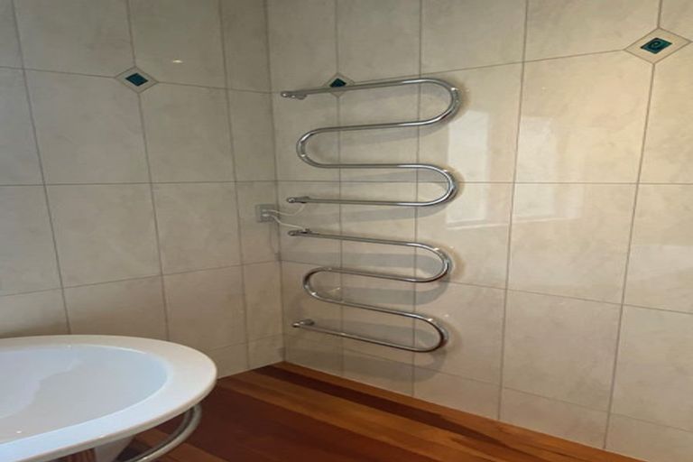 Photo of property in 26 West Lynn Road, Titirangi, Auckland, 0604