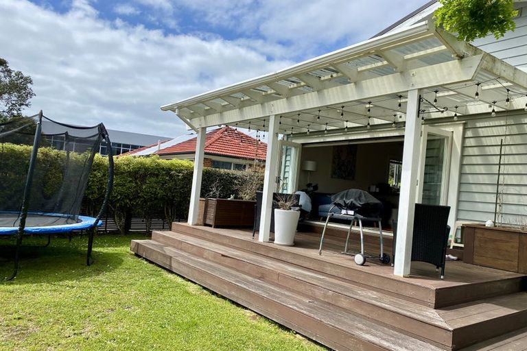 Photo of property in 1/135 Onewa Road, Northcote, Auckland, 0627