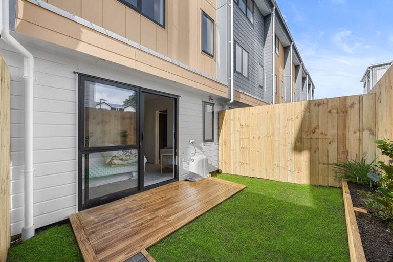 Photo of property in 5/6 Robertson Road, Ranui, Auckland, 0612