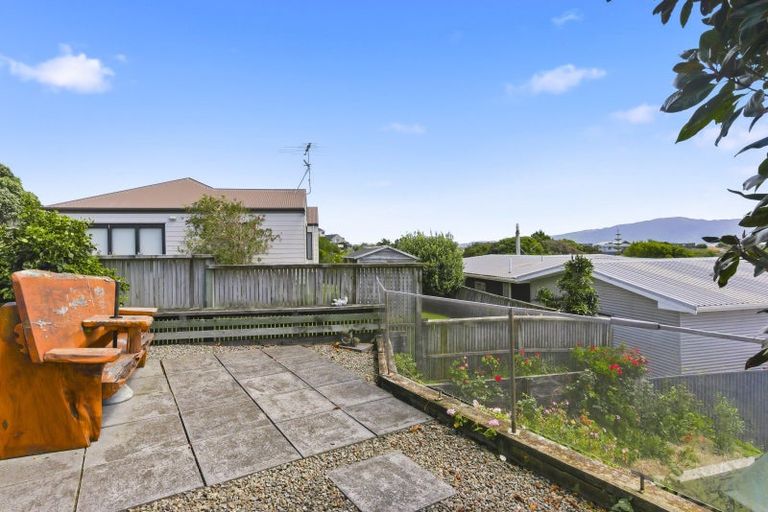 Photo of property in 2 Sunset Terrace, Waikanae Beach, Waikanae, 5036