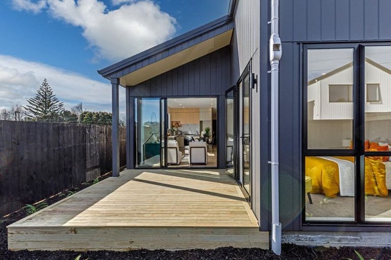 Photo of property in 31 Paretao Street, Massey, Auckland, 0614