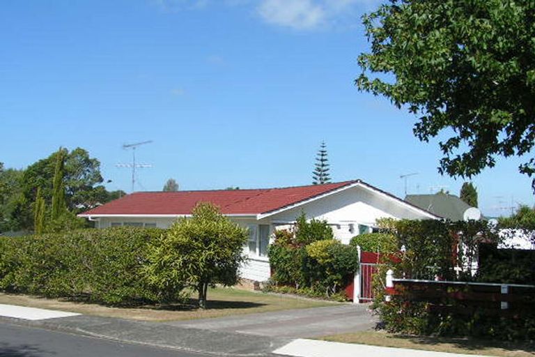 Photo of property in 2 Regal Place, Forrest Hill, Auckland, 0620