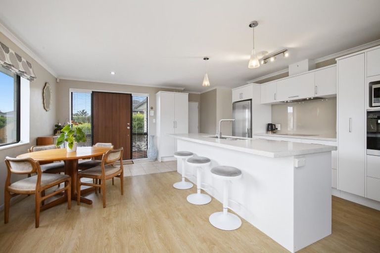 Photo of property in 25 Ripple Grove, Waiuku, 2123