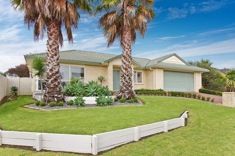 Photo of property in 10 Monivea Place, East Tamaki Heights, Auckland, 2016