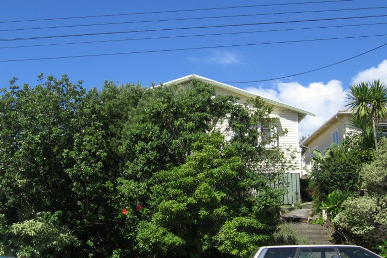 Photo of property in 8 Cautley Street, Stanley Point, Auckland, 0624