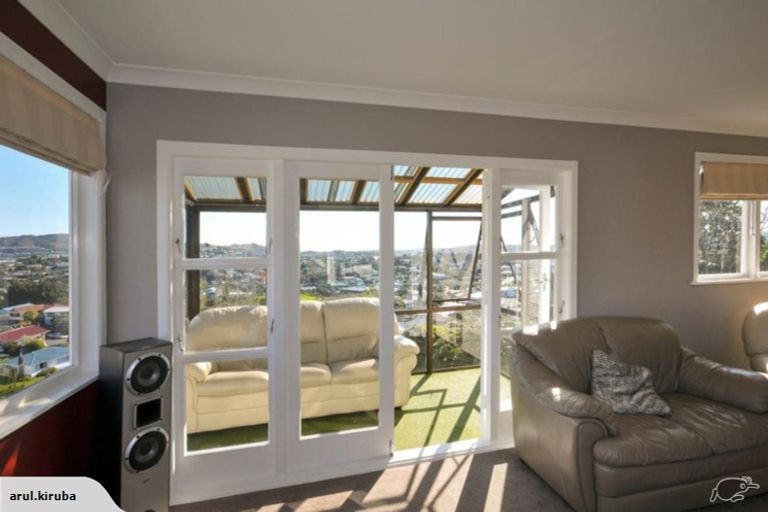 Photo of property in 48 Brooker Grove, Newlands, Wellington, 6037